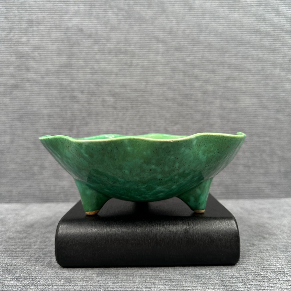 Covina Pottery USA 927 Vintage Green Drip Glaze Footed Scalloped Bowl Tripod